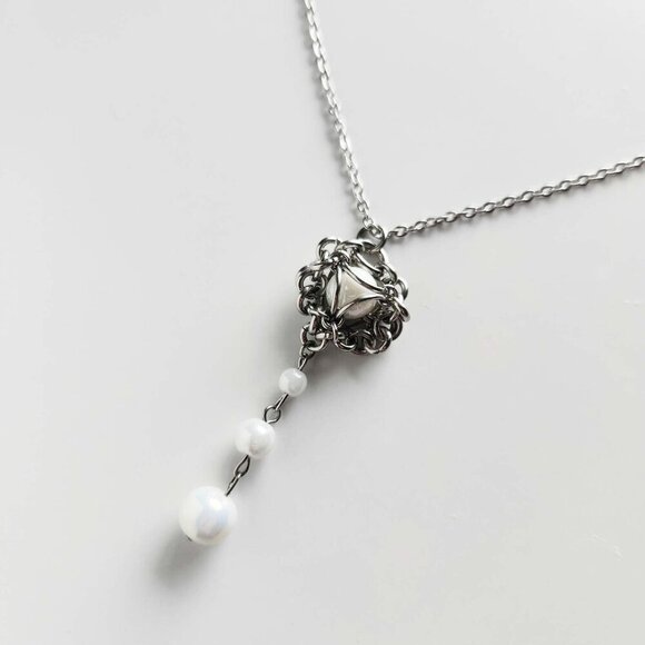 Gothic white pearl rosary necklace with a small silver chain - Picture 8 of 12